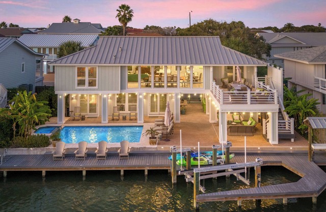 Heated Pool, Hot Tub, Kayaks, Fishing, 5BR Waterfront Home in Key Allegro