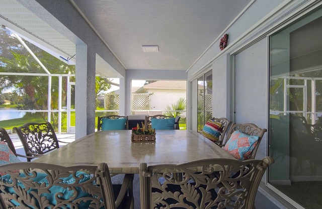 Heated pool, lakeview, double king size, 4 bedrooms, 6 beds, 2 bath, sleep 12