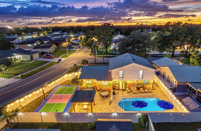 Heated Pool~Pickleball~Hot Tub~Game Room~Basketball~Fire Pit~Bunk Room~4 Kings