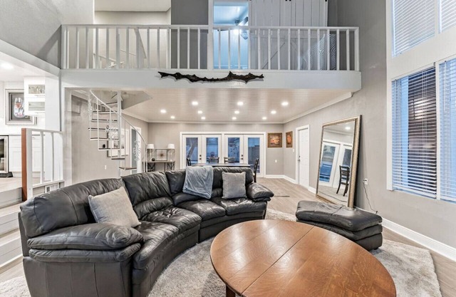 Heated Pool, Sleeps 21, 2 Kitchens, Custom Firepit, Outdoor Oasis, Near Beach