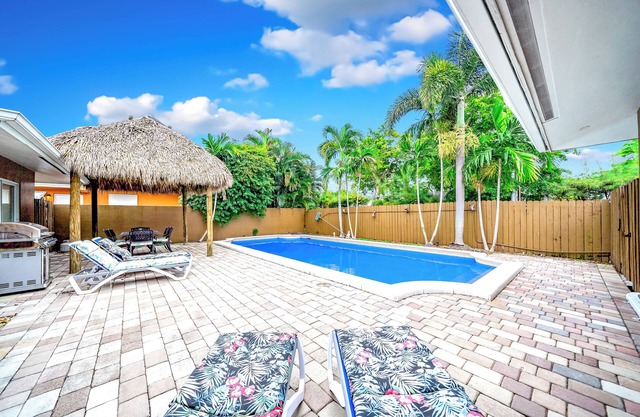 Heated Pool & Tiki Hut! Air Hockey+Close To Beach!