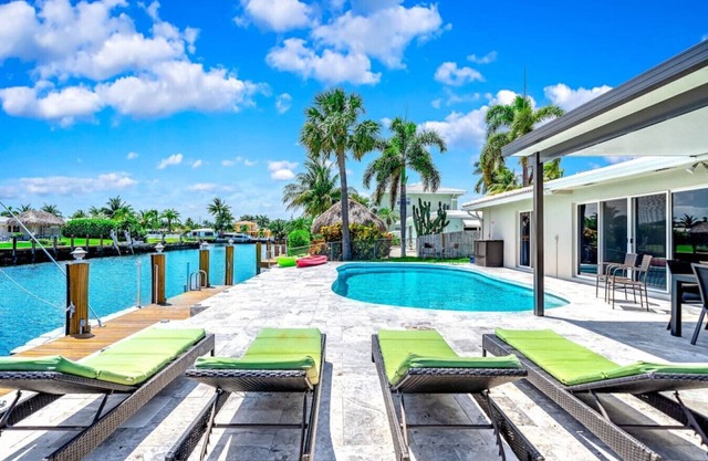 Heated Pool! Waterfront+Kayaks! 1 Mile To Beach!
