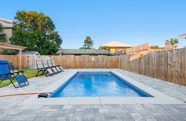 Heated Private Pool~Across From Beach~FencedYard~Emerald Flamingo