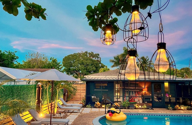 Heated Salt-Water Pool 2 BR Oasis/Pets OK 5 min to Fort Lauderdale Beach