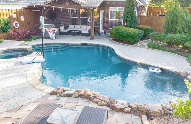 Heated Spa & Pool & Billard & Piano -King Beds in center Frisco 4 beds & 3 baths