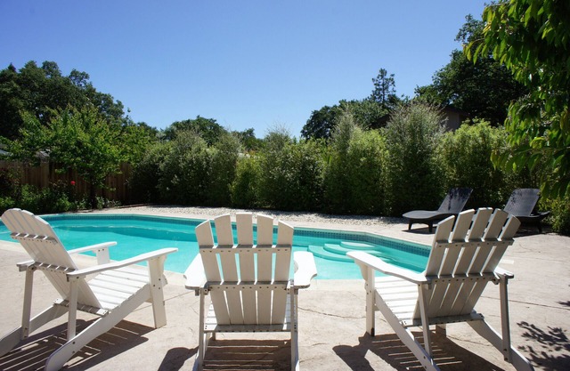 Heated Swimming Pool Retreat Near Sonoma Square