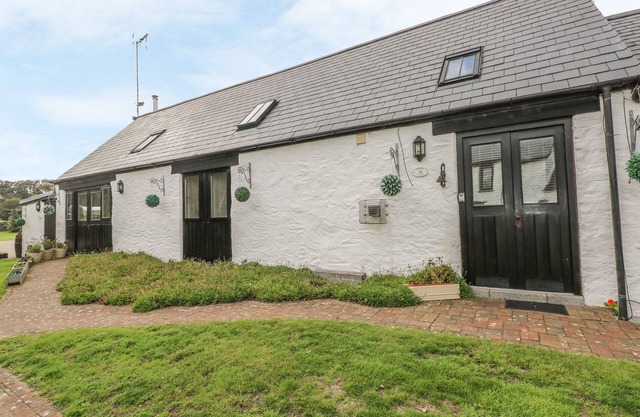 HEATHER COTTAGE, pet friendly, with open fire in Rosemarket