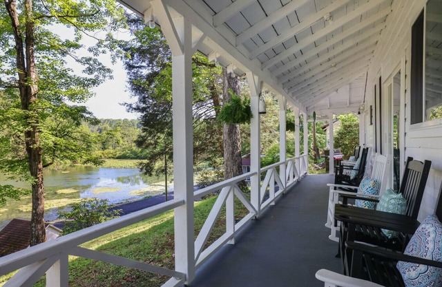 Heatherbell, A Lakeside Retreat