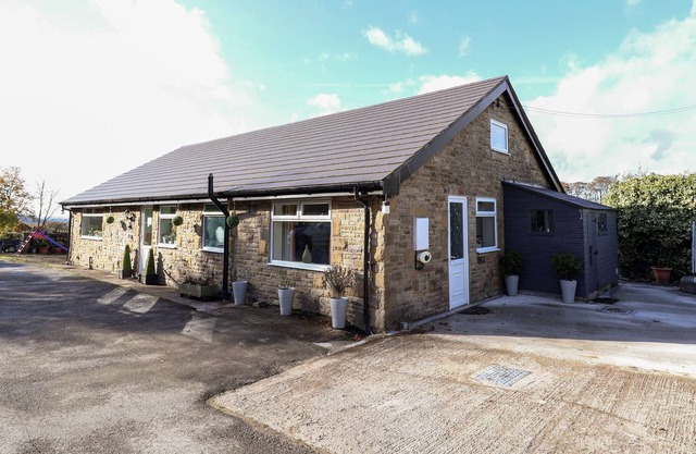 HEATHERDALE COTTAGE, romantic, with a garden in Bollington