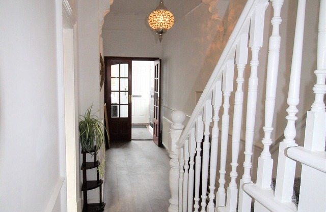 Heaton - 5 Large Beds - Period Property - Newly Refurbished