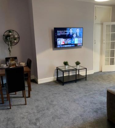 Heaton-Beautiful 3 Double Bedrooms Sleeps 6 Free Parking and Wifi
