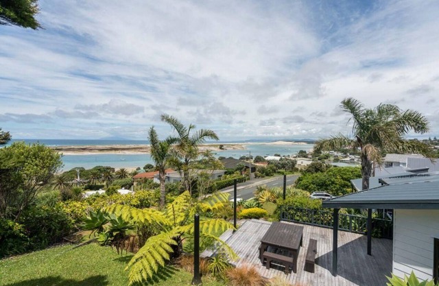 Heaven Awaits - Fantastic beach house for 1-2 families, amazing views, a short stroll to the water