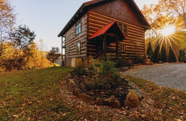 Heavens Ridge-3-bedroom Pet Friendly Luxury Log Cabin Rental, Mountain Views, 30 Minutes to Great Smokey Mountains, High Speed Internet, 3 Decks, Hot Tub in Nantahala NC