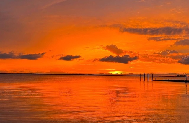 Hebert's Landing Oasis-BBQ, HOT TUB, fishing & sunsets