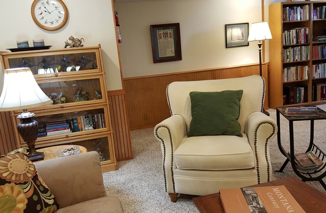 Helena's Best! Large, comfortable apartment near State Capitol.