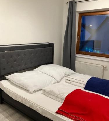 Helle 4 Zimmer, Küche, Bad, WLAN, 24-7, Parkplatz, 4-10 Personen