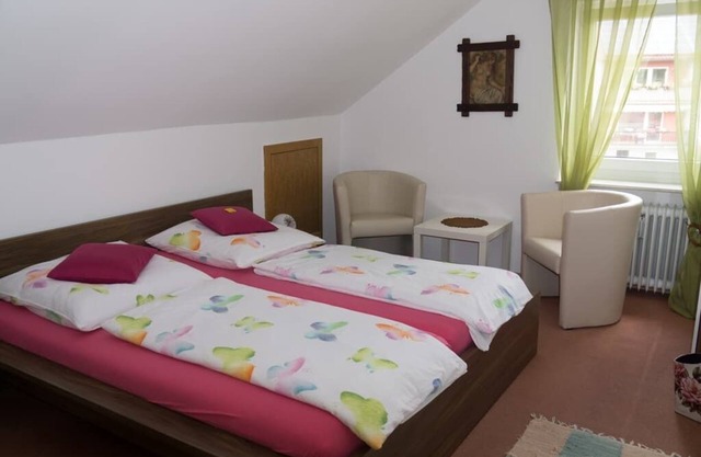 Helle Ferienwohnung (100m2) mit Garten & Sauna im Haus