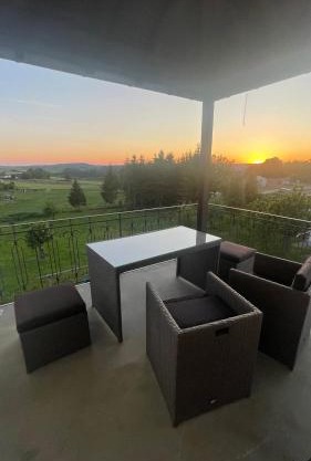 Helle Ferienwohnung mit großem Balkon in Nattenheim in der Südeifel bei Bitburg