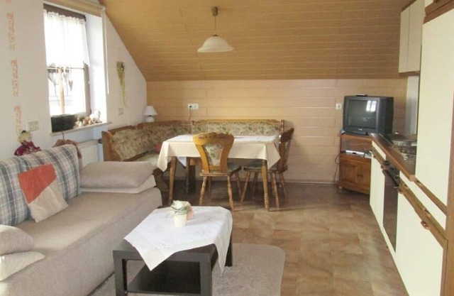 Helle Ferienwohnung mit 2 Schlafzimmern und Balkon