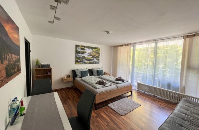 Helle FeWo am Waldrand - mit Balkon, Pool & Sauna