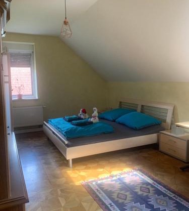 Helles Dachzimmer