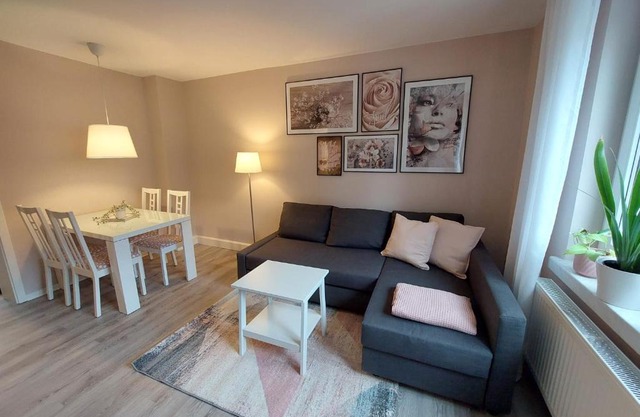 Helles modern eingerichtetes Apartment