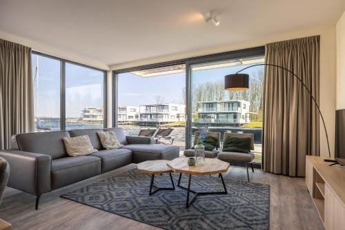 Hello Zeeland - Water Villa's Veerse Wende - with dog