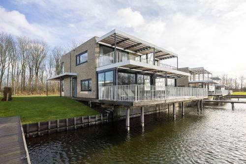 Hello Zeeland - Water villa Veerse Wende with fully fenced terrace