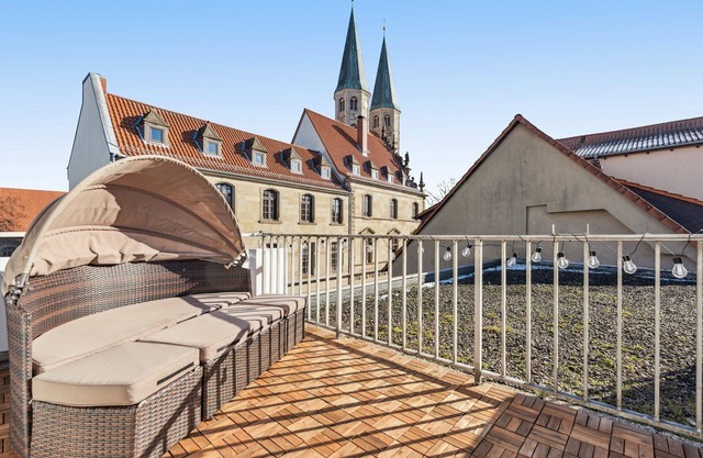 Hellohome I Cosy City Studio with large Rooftop Terrace & Parking Space
