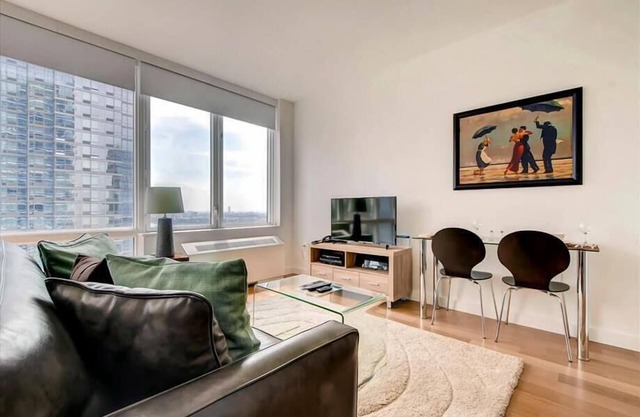 Hells Kitchen Studio BR Downtown/River | Gym + Rooftop available