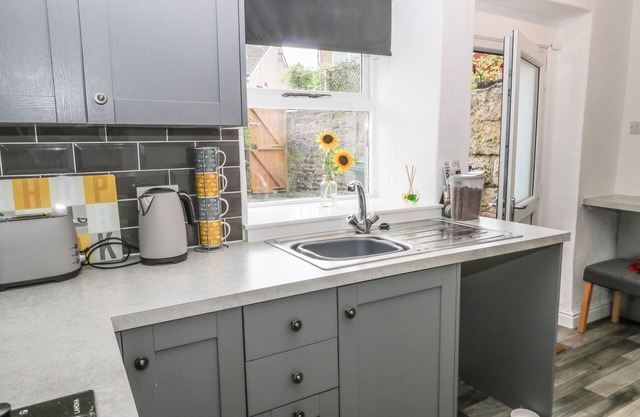 HEMINGWAY COTTAGE, pet friendly, with a garden in Cowling