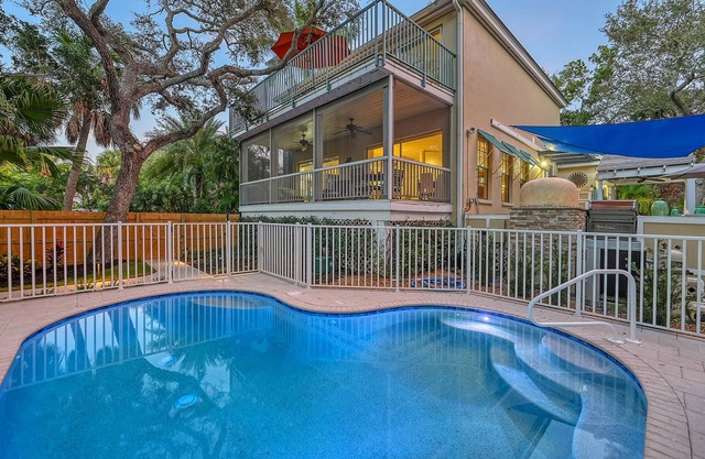Hemingway House – Serene Siesta Key Getaway with Heated Pool, Pizza Oven