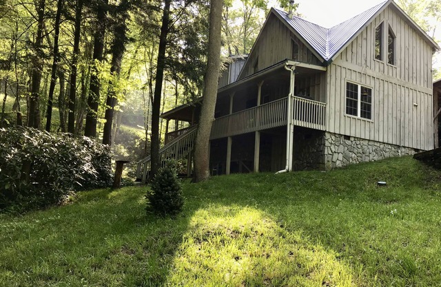 Hemlock Creek Hollow -700 Ft Cascading Creek, 2 Master Suites, close to BRP