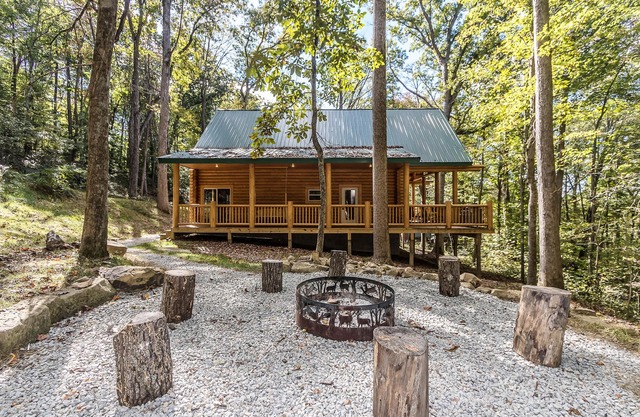 Hemlock Haven Cabin - Hocking Hills - 8-10 people - Hot Tub - Firepit - Wifi!