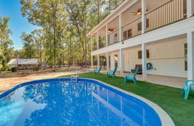 Hemphill Vacation Rental with Pool, Walk to Lake!