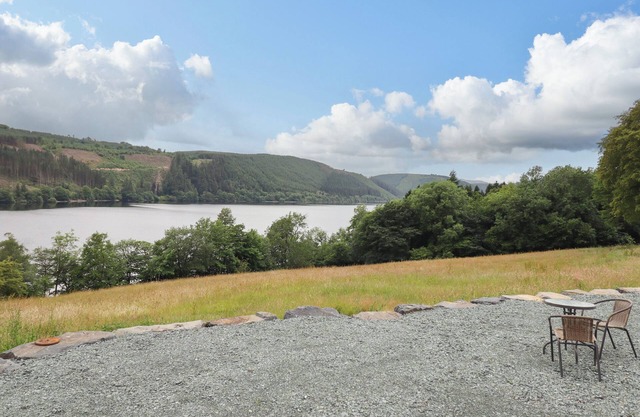 HEN BLAID, pet friendly, character holiday cottage in Lake Vyrnwy