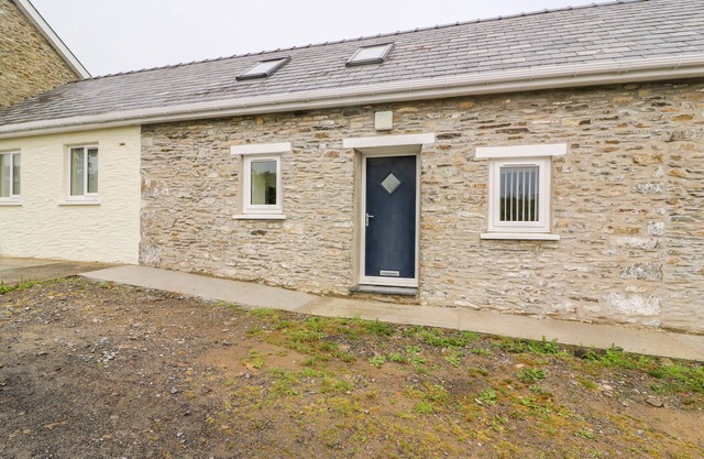 HEN BRYNBEDW, pet friendly, with a garden in Llanybydder