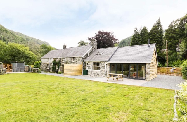 HEN GELLIGEMLYN - THE ANNEXE, family friendly in Ganllwyd