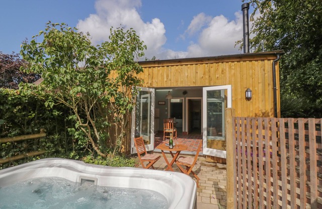 HEN HOUSE VIEW, pet friendly, with hot tub in Rugeley