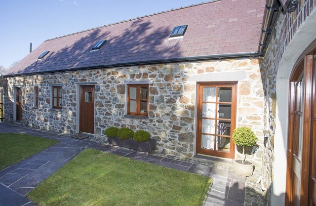 HEN STABL LLANDWROG, family friendly, with open fire in Llandwrog