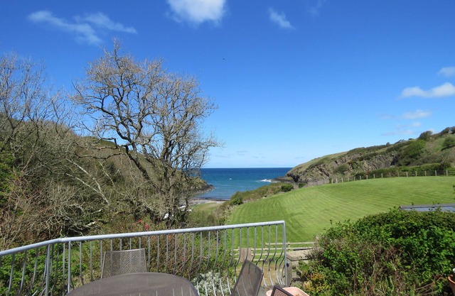Hen Ty LLaeth, Aberfforest, right on the beach and with uninterrupted sea views