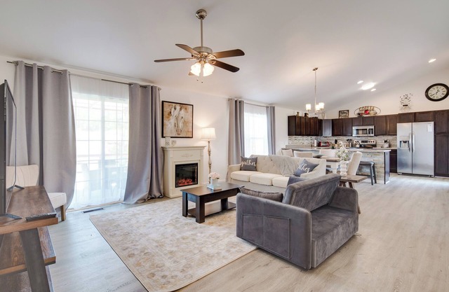 Hendersonville Home w/Grill: 1 Mi to Main St!