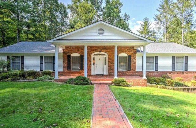 🍁Hendersonville Hideaway 3 beds/3baths Sleeps 8. Fresh updates throughout. 🍁🍂
