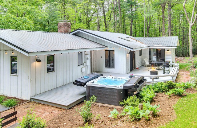 Hendersonville Vacation Rental w/Private Hot Tub!