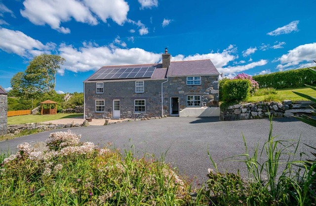 Hendre | Traditional Farmhouse Holiday Cottage