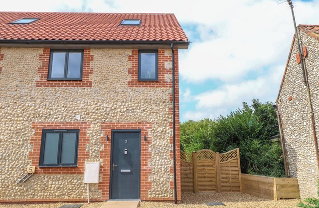 HENHAM 3 BERNALEEN COTTAGES, pet friendly, with hot tub in Docking