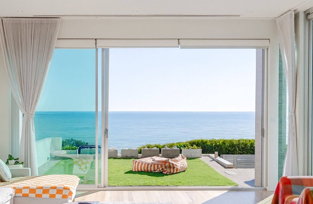 Henley Beachfront Luxury Home With Private Pool, Spa And Sauna!