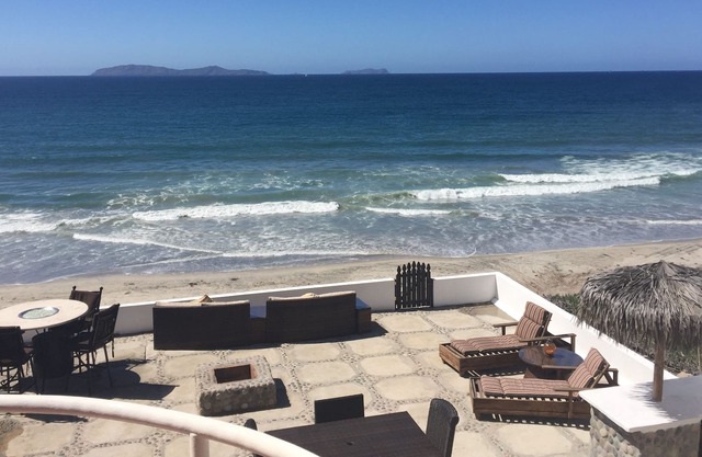 Henry's Beach House - Oceanfront luxury home in Rosarito