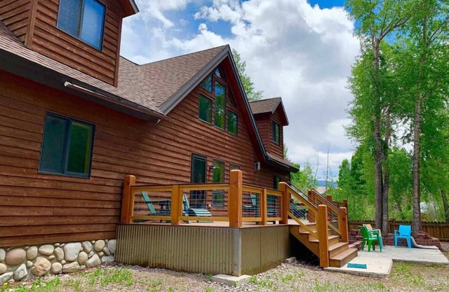 Henson Creek Getaway - Great Family Cabin Along the River and Only Two Blocks from Downtown