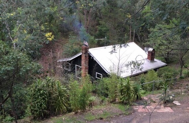 Hepburn Cottage, A quite acre.
